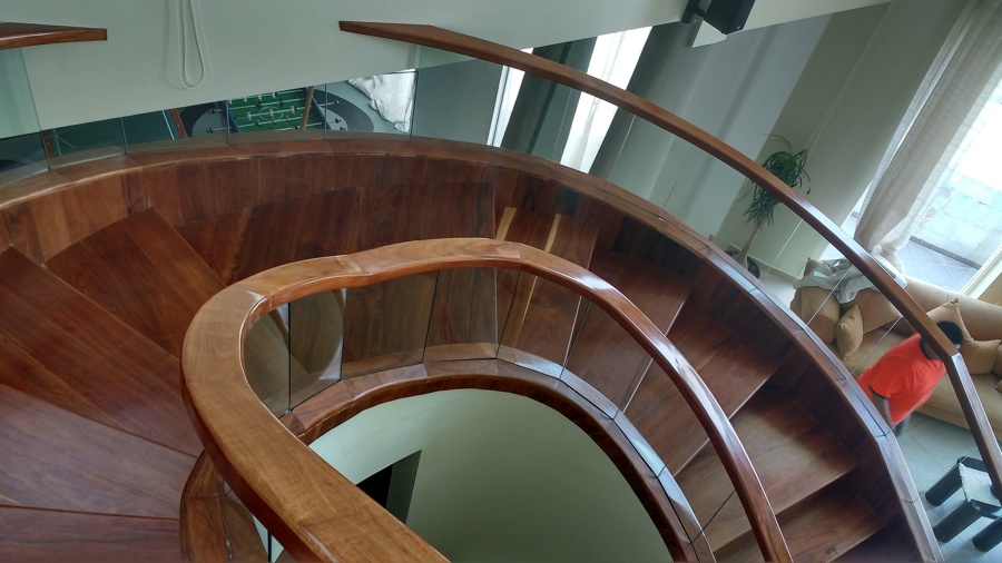 Escalera y pasamanos de madera de zalám u cristal