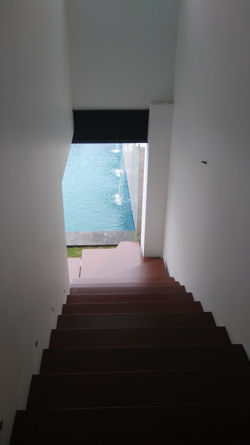ESCALERAS DE GIMNASIO HACIA ALBERCA