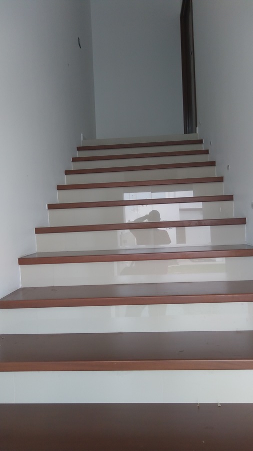ESCALERAS HACIA EL GIMNASIO