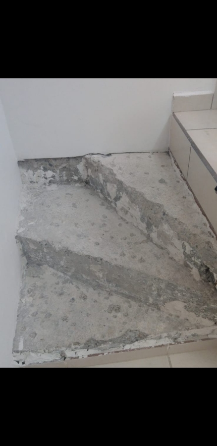 Escaleras sin nivelar y sin recubrimiento