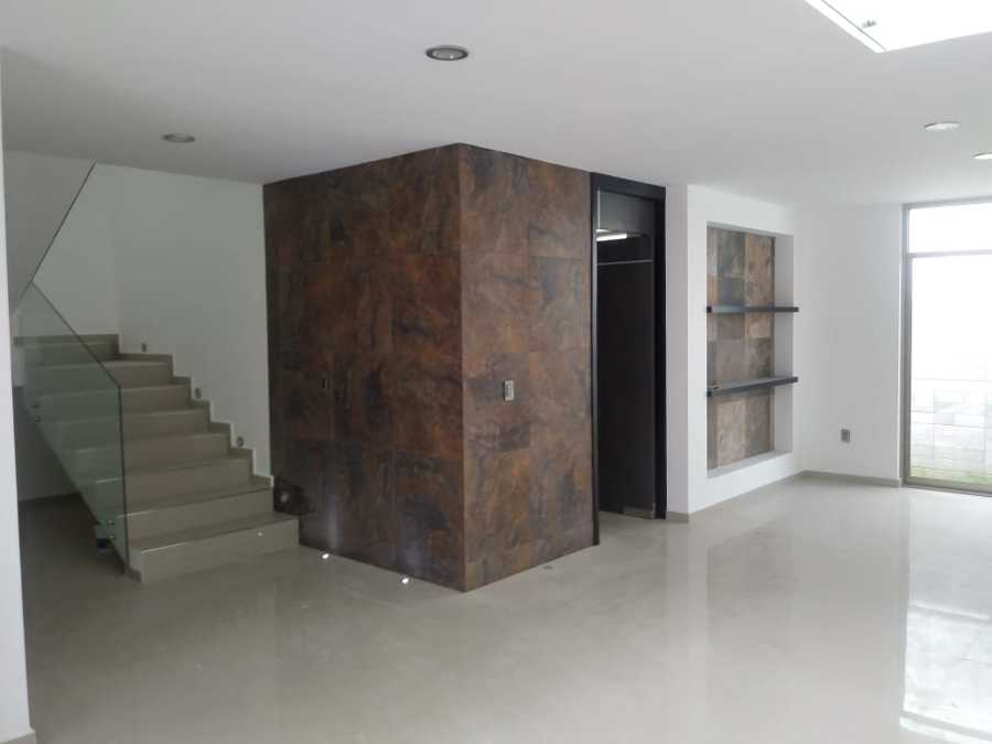 Escaleras y entrada a medio baño