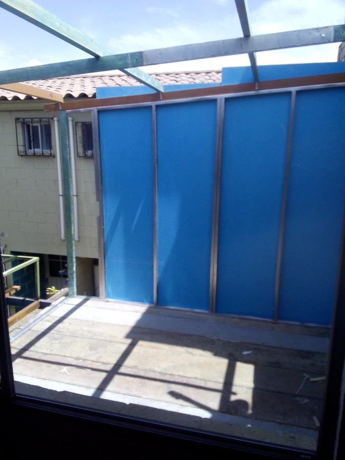 Estructura de tubular, canal y poste de aluminio.