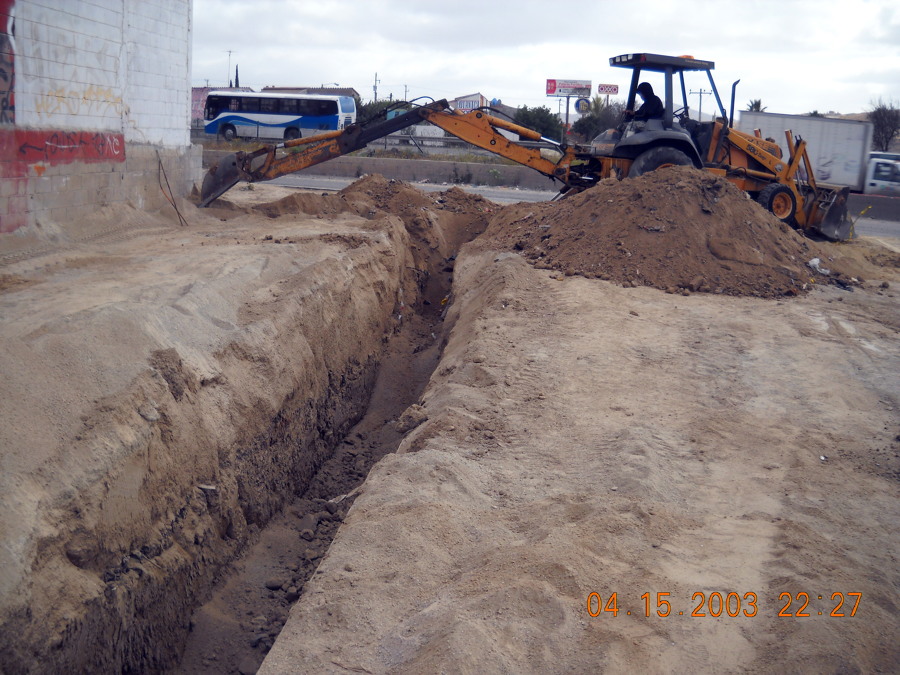 Excavación de los cimientos de muros y estructura.