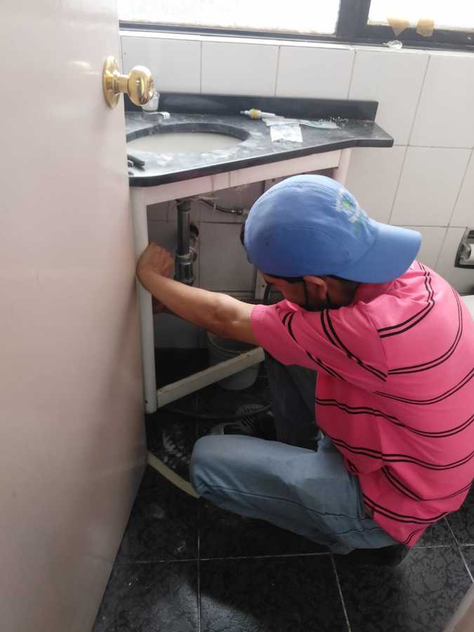 FABRICACION PUERTA DE MUEBLE PARA EL BAÑO