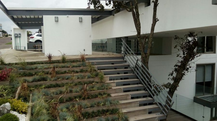 FACHADA AL PISO BAJO
