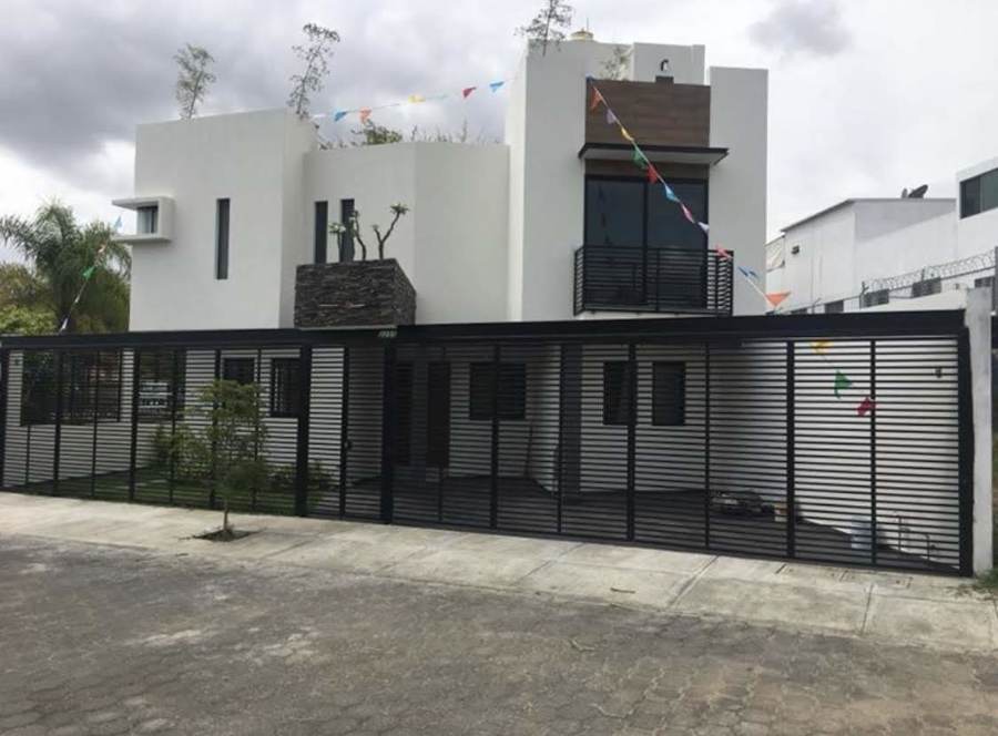 Fachada con cochera para 4 autos