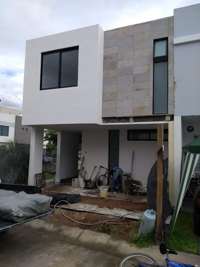 Fachada en proceso de acabados