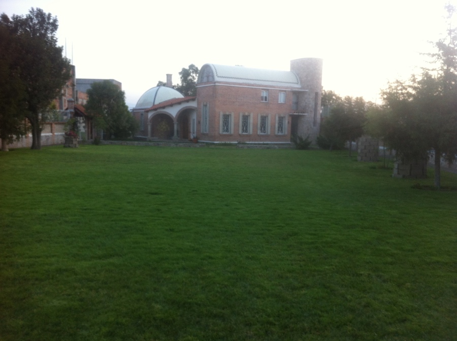 Fachada hacia el Jardin