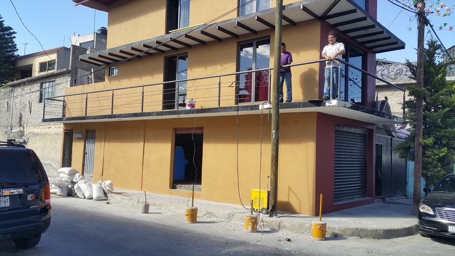 fachada mostrando la alineacion del barandal