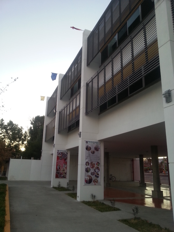 fachada posterior con parasoles