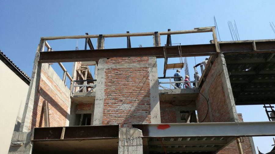 Fachada posterior desde el jardín