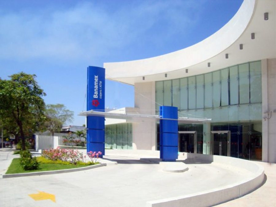Fachada principal ; Autobanco y Sucursal bancaria de Diversidad ( facilidades discapcitados)