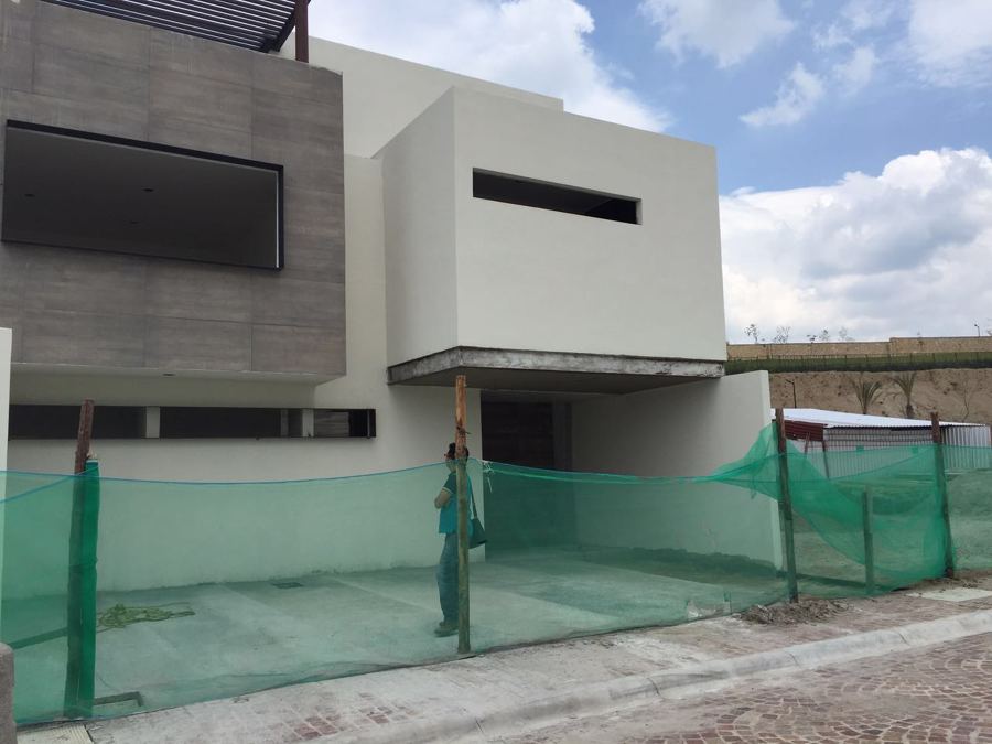 Fachada principal en proceso