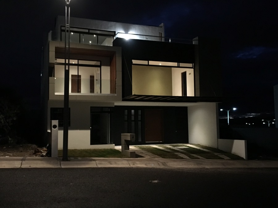 Fachada Principal Noche