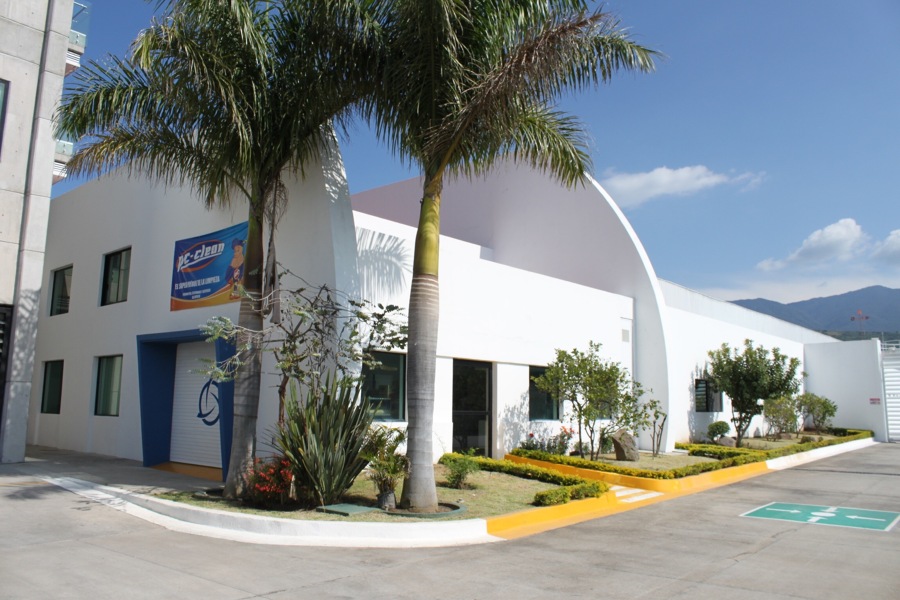 Fachada y Acceso Exterior