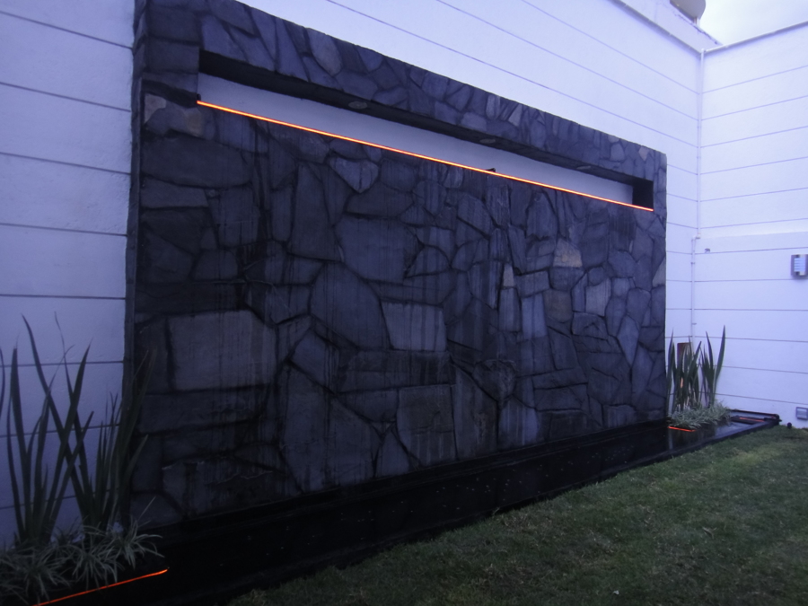 Fibra óptica en muro llorón