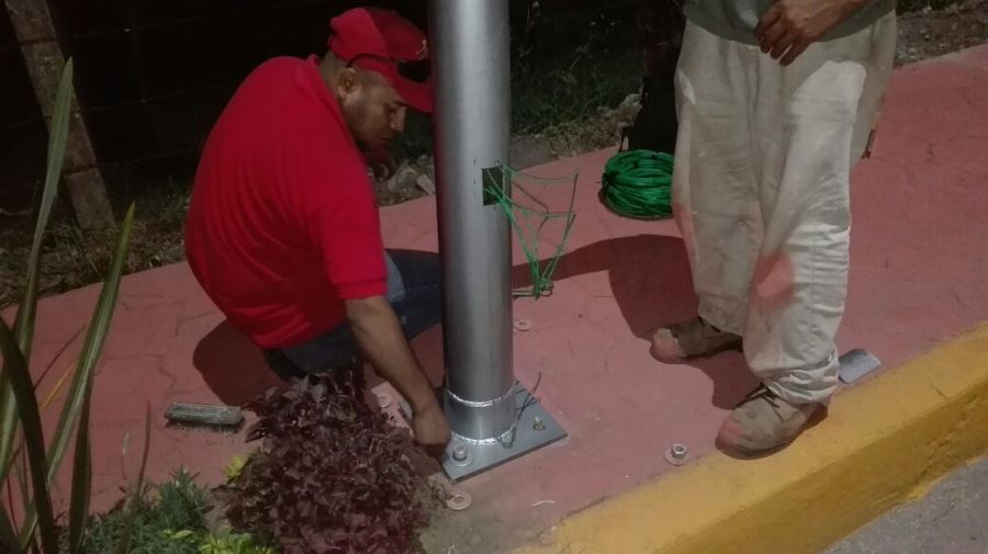 Fijando poste alumbrado.