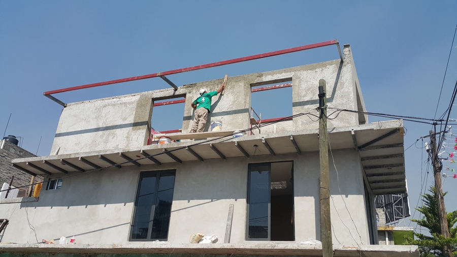 foto de fachada lateral aplanando todo el frente