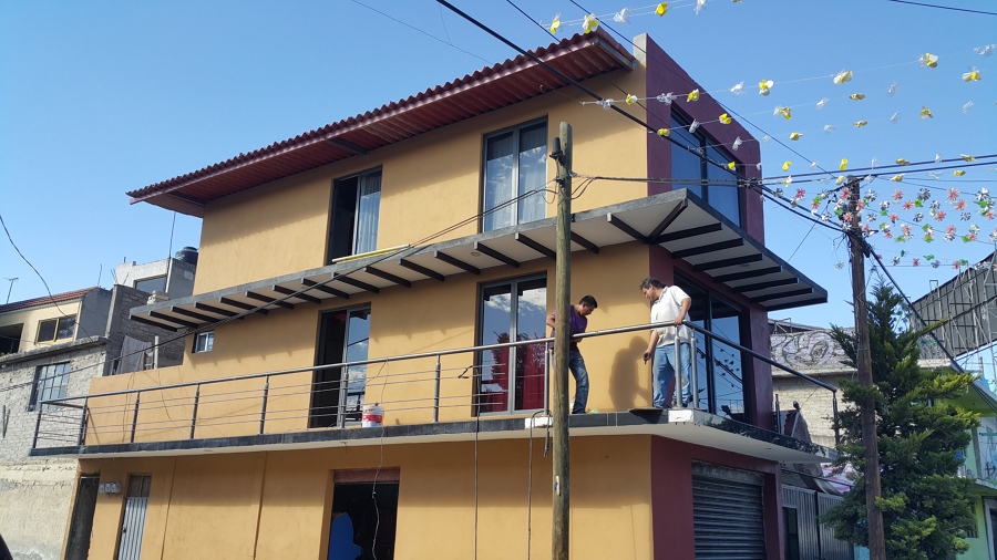 foto de fachada mostrando la colocacion del barandal 