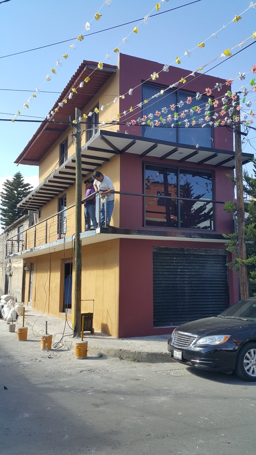 foto de frente de fachada lateral en un 80% terminada