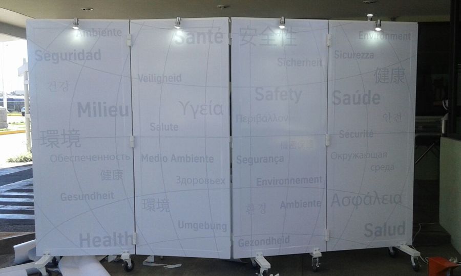 Frizo móvil con pánel e iluminación para división de espacio y pizarrón