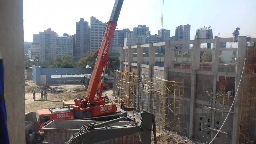 Grúa ensamblando estructura