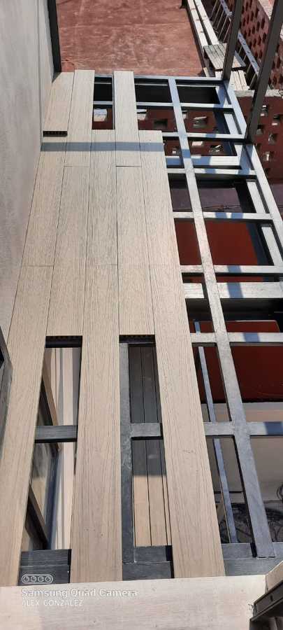 Haciendo cortes para forrar el balcón