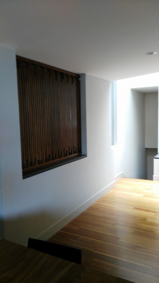 Hechura de rejilla madera y pintado de pared