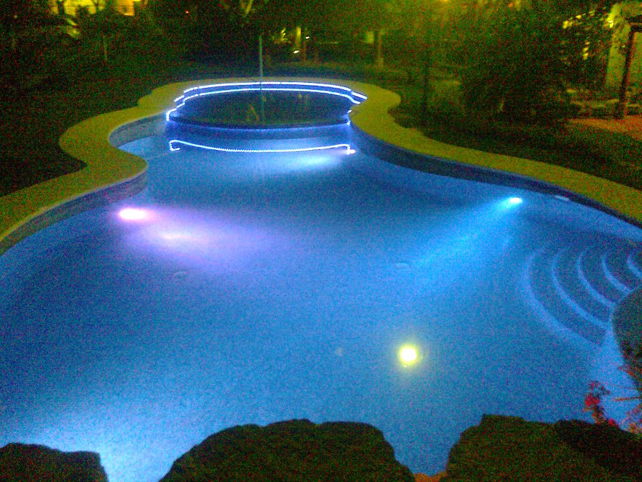 ILUMINACIÓN DE ALBERCA Y CHAPOTEADERO EN AZUL