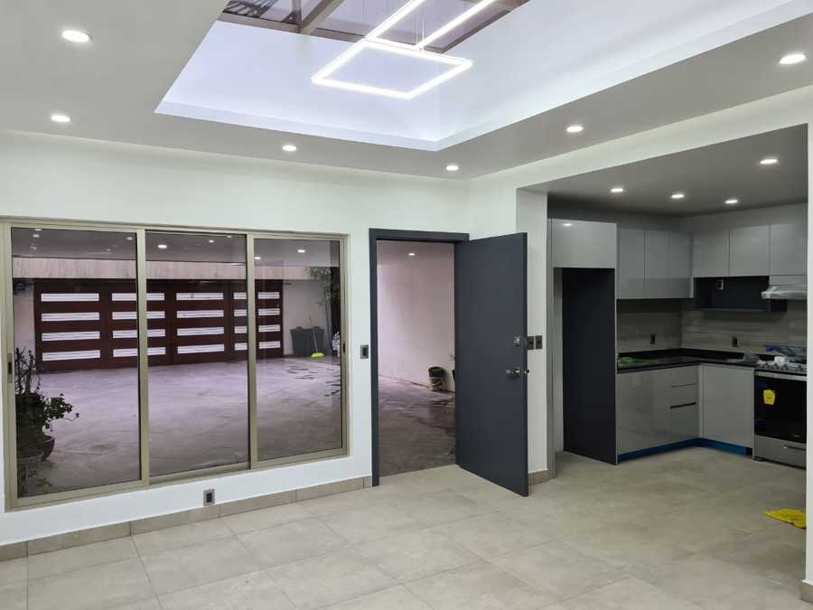 Iluminación diseñada con plafón.