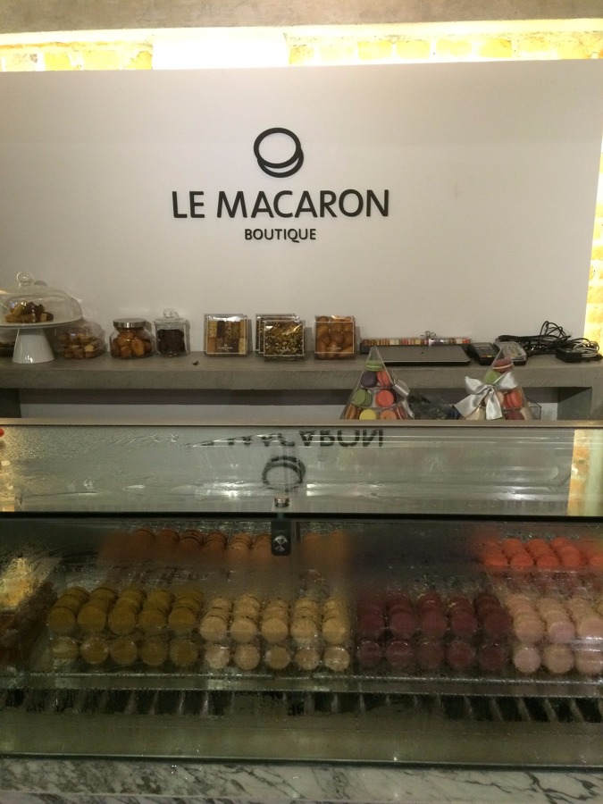 Iluminación Le macaron con logo de la marca