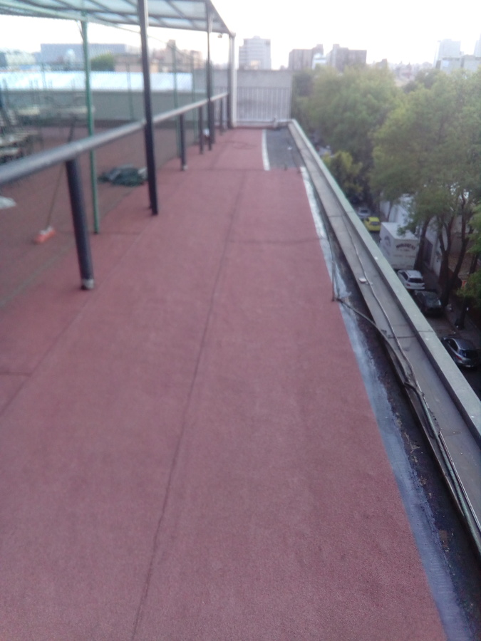 Impermeabilización con Prefabricado Copernit Italiano con gravilla roja en Azotea de Edificio.