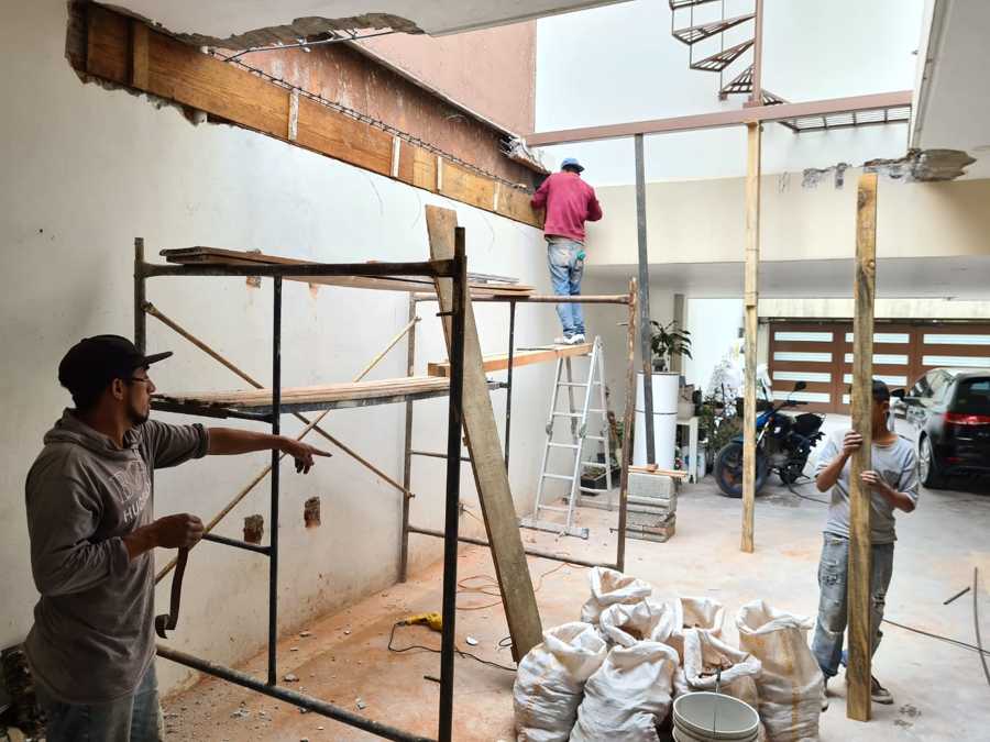 Iniciando trabajos para marcar los espacios para recibir un domo de cristal templado.