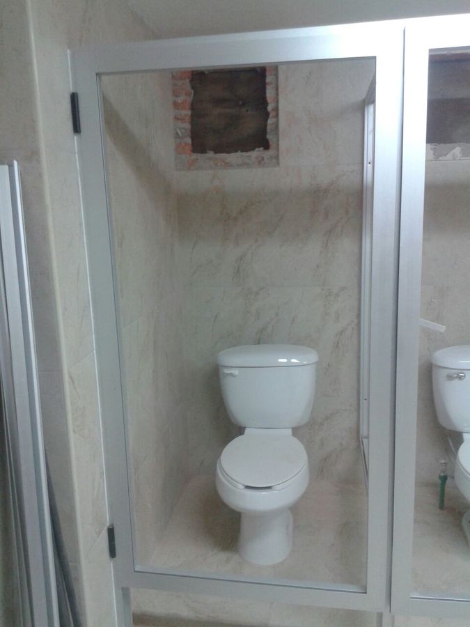 Instalación de canceleria en nucleo de baños