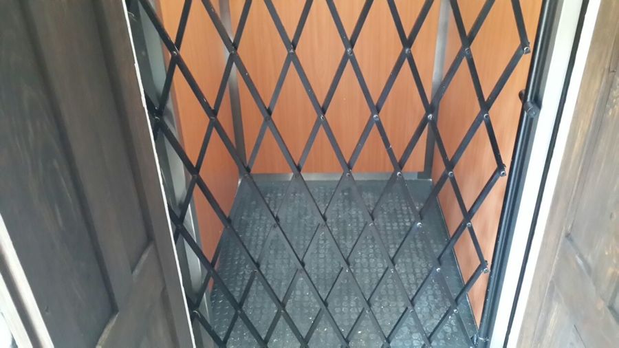 Instalación de elevador hidráulico residencial para 3 niveles