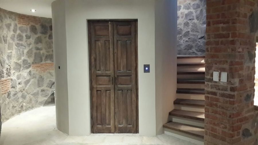 Instalación de elevador hidráulico residencial para 3 niveles