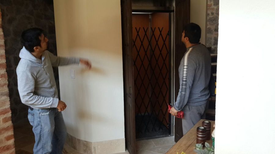 Instalación de elevador hidráulico residencial para 3 niveles