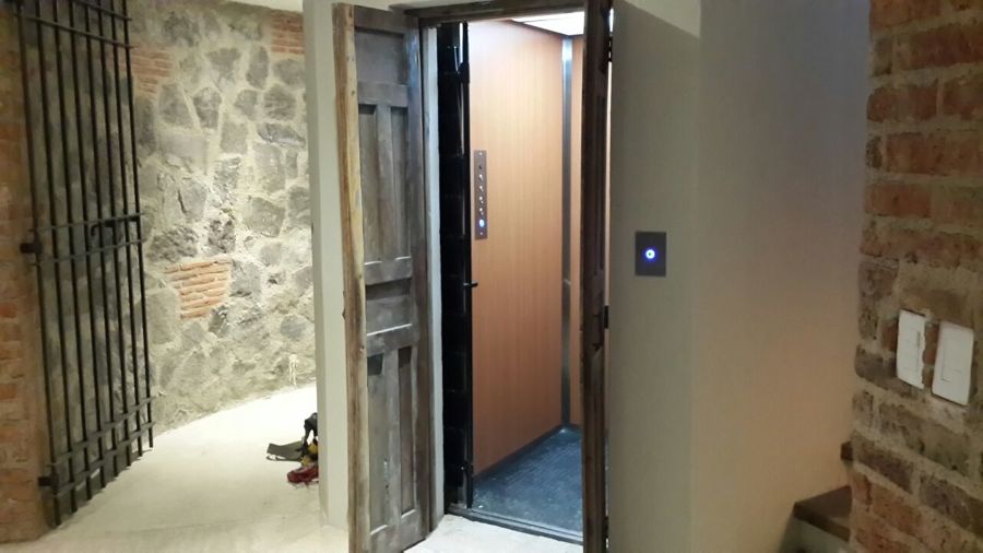 Instalación de elevador hidráulico residencial para 3 niveles