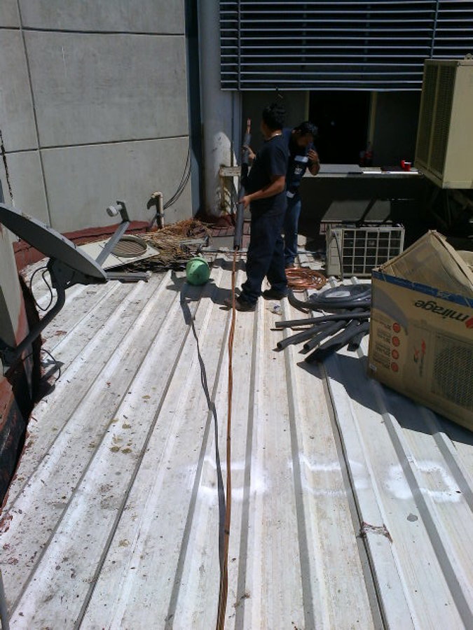 INSTALACION DE EQUIPO DE AIRE ACONDICIONADO  TIPO MINI SPLIT  MIRAGE X3 2 TONELADAS
