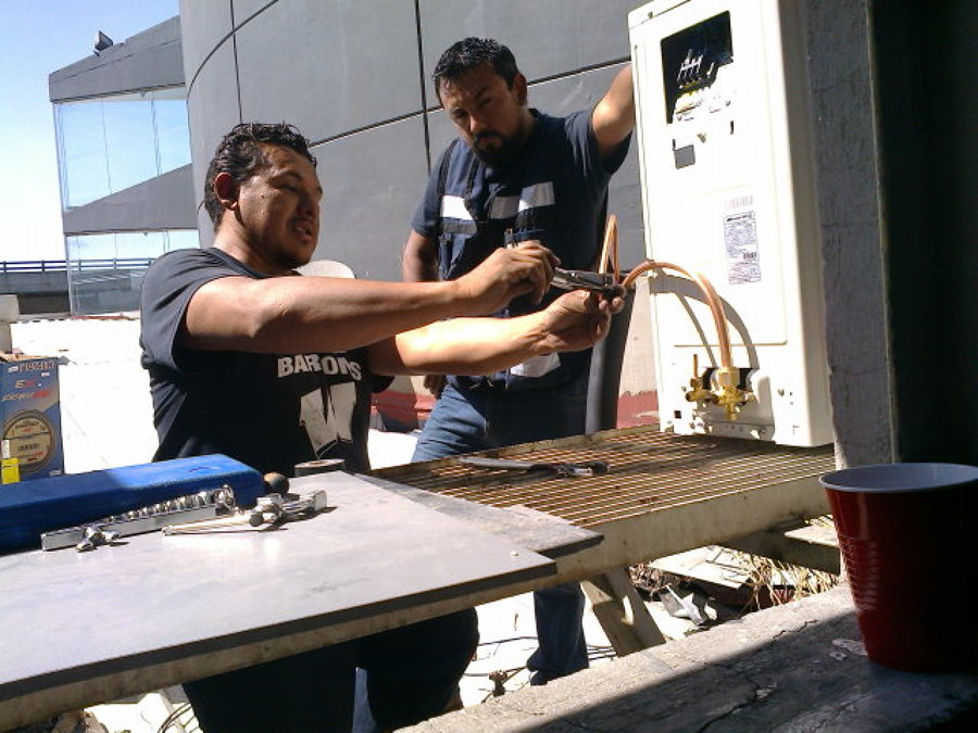 INSTALACION DE EQUIPO DE AIRE ACONDICIONADO  TIPO MINI SPLIT  MIRAGE X3 2 TONELADAS