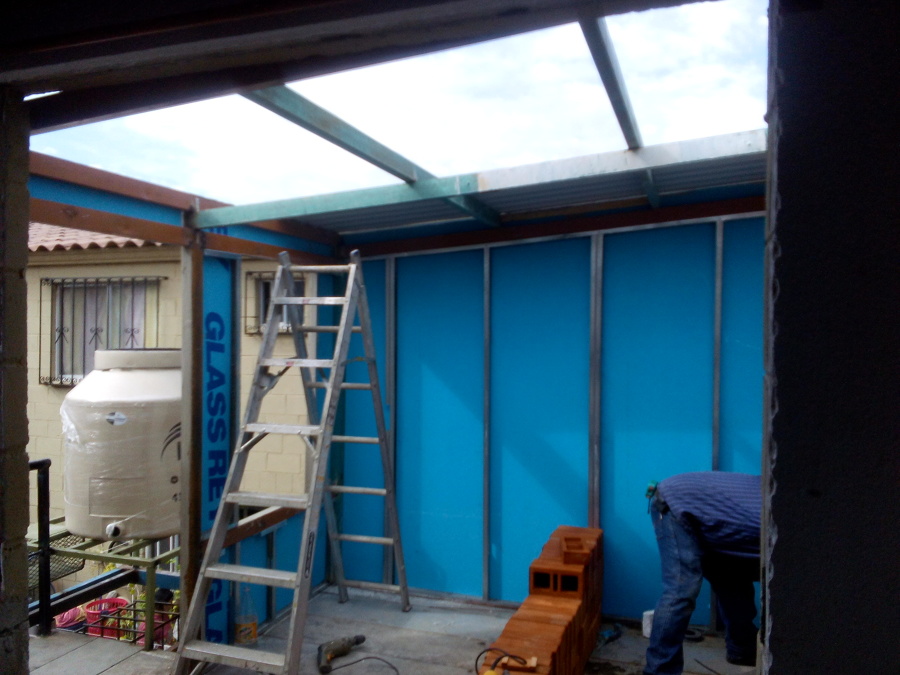 Instalación de muro a base de Tablaroca con cubierta de fibra de vidrio