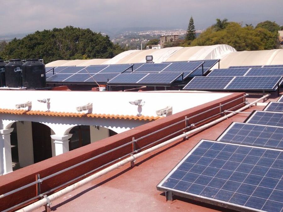 Instalacion de paneles fotovoltaicos en techo 