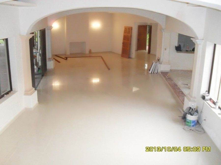 Instalación de piso Porcelanato en residencia.