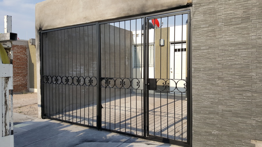 Instalación de reja tipo portón, pintura y cambio de abatimiento en puerta peatonal