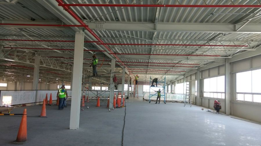 Instalación de tuberías aéreas en oficinas