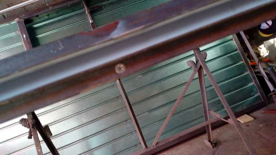 Instalación y fabricación de portón de acceso