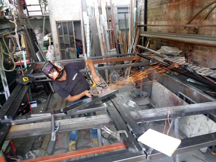 Instalación y fabricación de portón de acceso