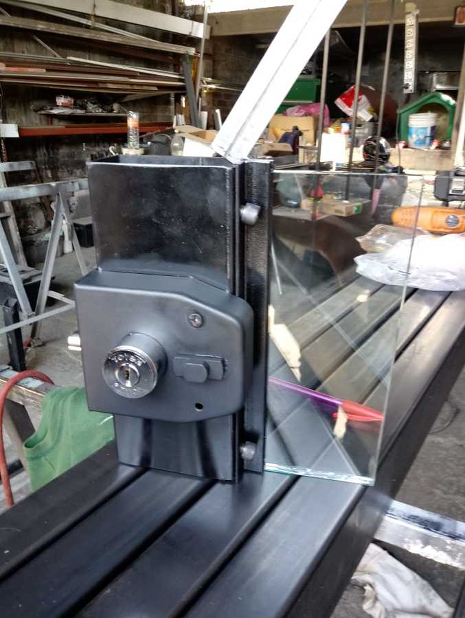 Instalación y fabricación de portón de acceso