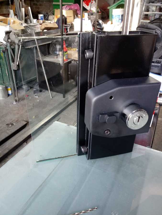 Instalación y fabricación de portón de acceso