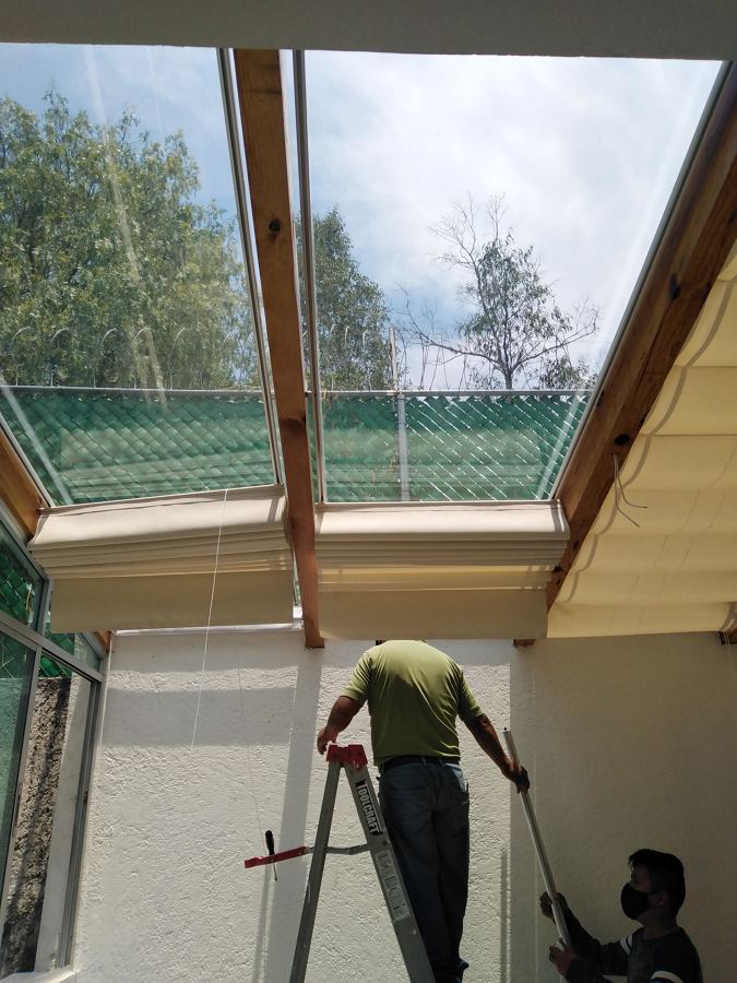 instalando persianas de domo